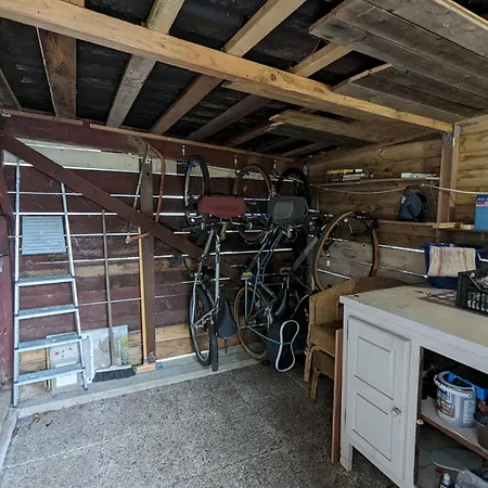 Spacious Quiet Nest With Garden Near The Sea